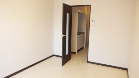 ヴィラセゾン船橋本町|白を基調にしたフローリングです