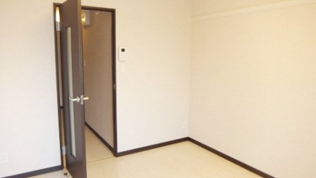 ヴィラセゾン船橋本町の寝室|建具の色もシックですね