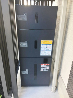 【その他共用部分】 | 共用エントランスには宅配BOXがあるので荷物の受け取りもスムーズに♪再配達を依頼する手間が省けます☆