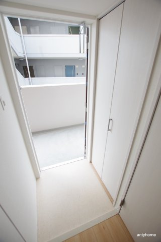 ファーストフィオーレ新梅田　仲介手数料無料の玄関