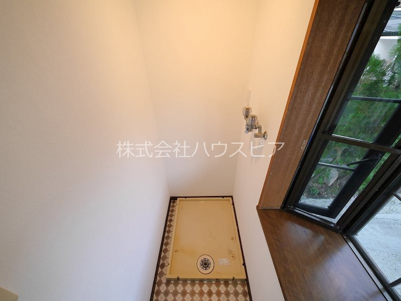 花山台貸家の設備|室内洗濯置場。