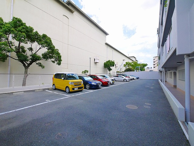 チュリス学園前の駐車場