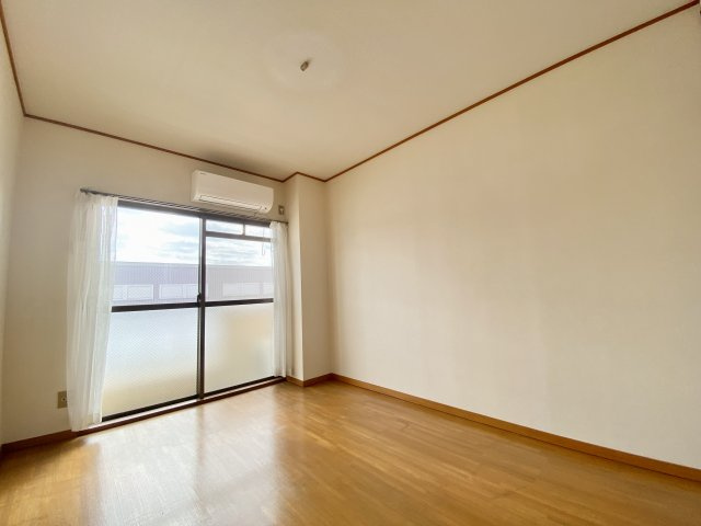 鍋嶋マンションの洋室