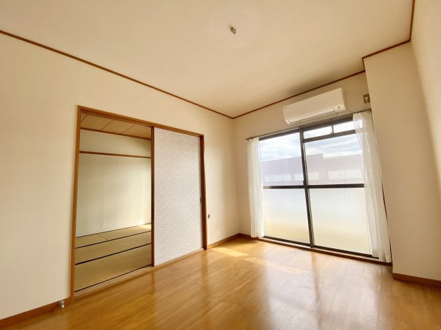 鍋嶋マンションの洋室