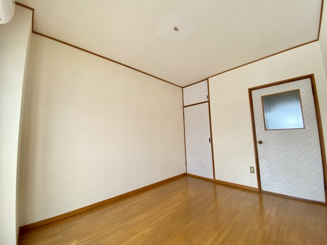 鍋嶋マンションの洋室