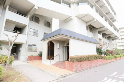 【エントランス】 | 公社山田西団地A8棟 | 【現地写真】素敵なエントランスが訪れる人を歓迎します♪