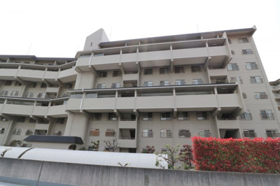 【外観】 | 公社山田西団地A8棟 | 【現地写真】鉄骨鉄筋コンクリート造の
128戸の大型マンション♪