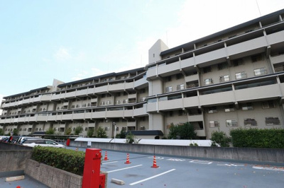 【外観】 | 公社山田西団地A8棟 | 【現地写真】敷地内駐車場もあります♪