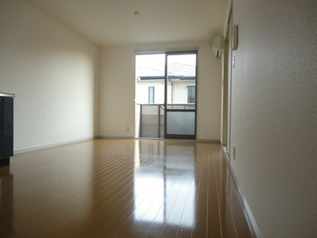 メゾンドール小森野Ⅱの居間・リビング|こちらの居間で趣味の時間をお楽しみください