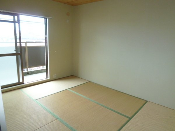 アートヒルズ【キャッシュバック対象物件】の内装|い草の香りが落ち着く素敵な和室です