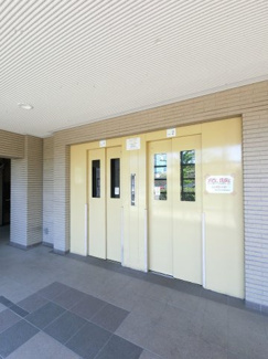 【その他共用部分】 | お買い物時やベビーカーの出し入れに便利なエレベーター付
混雑時にも便利なエレベーター2基付です。