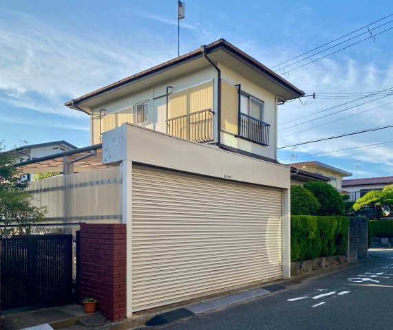 岸和田市東ヶ丘町　戸建の外観|シャッター付きガレージ