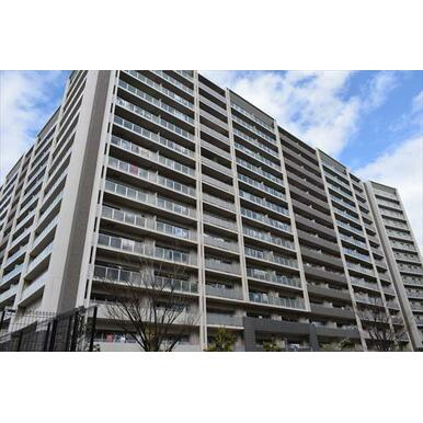 【外観】 | ours(アワーズ) | 総戸数432戸の大規模マンション。子育て関連の共有施設（キッズルーム・キッズパーク等）あり