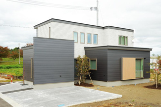 【外観】 | 異素材の外壁材を使用したスタイリッシュな外観です。
前面に駐車も２台可能です！