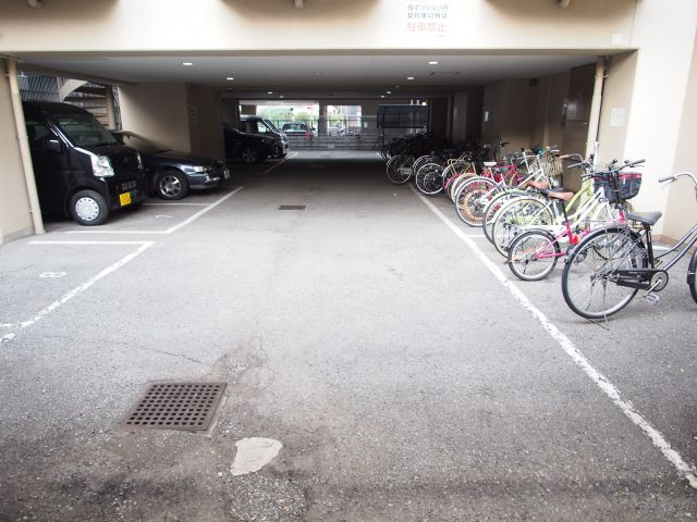 シャンテジョイフルの駐車場