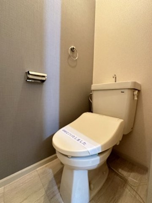 【トイレ】 | エーデルハイムC | トイレは温水洗浄便座付き♪人気のバストイレ別です♪横にはタオルを掛けられるハンガーもあります！壁紙はグレーのアクセントクロス☆