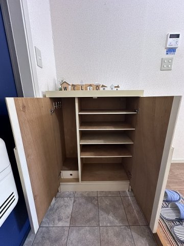 【玄関】 | エーデルハイムC | シューズボックスがあるので靴が散らからずいつでも玄関すっきり♪上に写真やかわいい小物を置いたりもできます☆