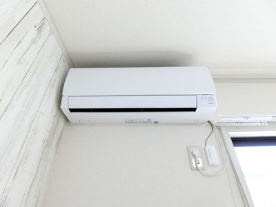 【設備】 | エーデルハイムC | 洋室6帖(間取り図右下)のお部屋には暑い夏や寒い冬に大活躍のエアコン付きです☆冷暖房完備で1年中快適に過ごせます♪
