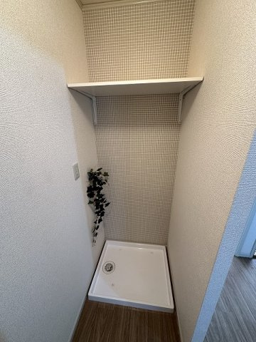 【設備】 | エーデルハイムC | トイレ横にある室内洗濯機置き場です♪防水パンが付いているので万が一の漏水にも安心です！上部には便利な収納棚付き♪