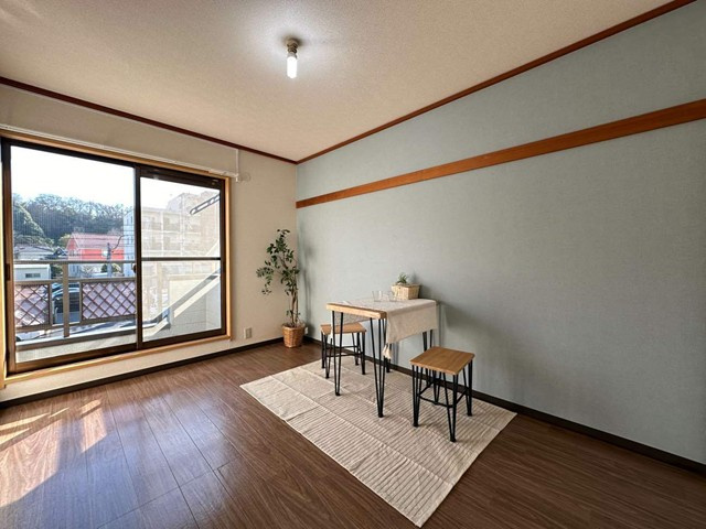 【洋室】 | エーデルハイムC | 南向き洋室6帖☆ダイニングキッチンから向かって右側にあるお部屋です！ベッドを置いて寝室にするのもオススメです！