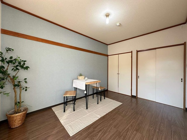 【寝室】 | エーデルハイムC | 南向き洋室6帖☆こちらのお部屋にも収納スペースがあります！ライトブルーのアクセントクロスが魅力的です♪
