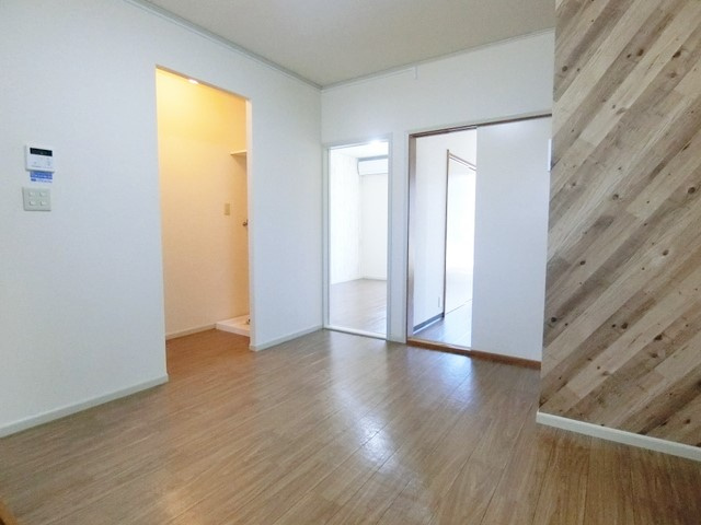 【居間・リビング】 | エーデルハイムC | ダイニングキッチン6.4帖☆キッチン側からの眺めです！椅子とテーブルを囲んで家族団欒の時間を過ごせます♪