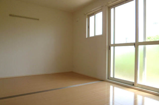 メゾンドルーラルⅡ【キャッシュバック対象物件】の寝室|開放的な寝室です