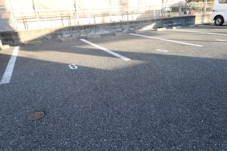 メゾンドルーラルⅡ【キャッシュバック対象物件】の駐車場|車をお持ちの方に嬉しい駐車場付きの物件です