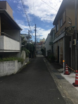【前面道路含む現地写真】 | 小田原市栄町３丁目　売地 | 前面道路