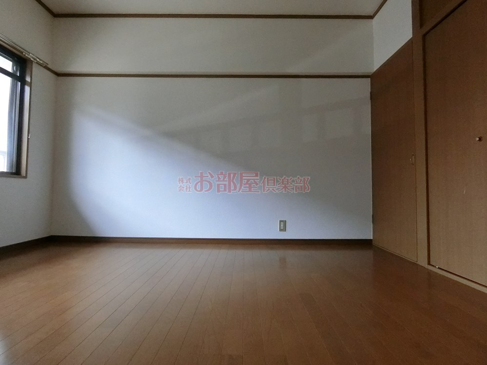 ウイングビルの洋室|リビング隣の洋室です。