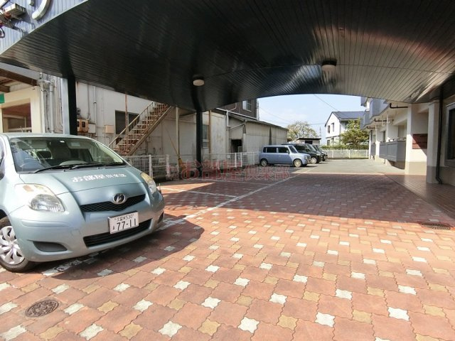 ウイングビルの駐車場|敷地内駐車場あります。