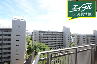 【展望】 | 日興千里台スカイタウンE棟 | 頬をなでる優しい風を感じる。ことが出来るバルコニー。つい深呼吸をしたくなる気持ちの良い眺望はこのお部屋の自慢です。