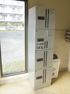 【その他共用部分】 | 共用エントランスには宅配BOXがあるので荷物の受け取りもスムーズに♪再配達の手間がかからないのが魅力♪