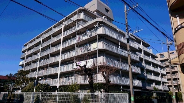 川崎市川崎区桜本２丁目の中古マンションの外観|外観です　川崎大師サンハイツ　3LDK　昭和55年3月築　京急大師線「川崎大師」駅徒歩19分　新規フルリノベーション　管理体制良好　オール電化　陽当り・眺望・通風良好