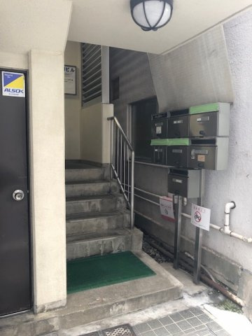 高柳ビルのエントランス