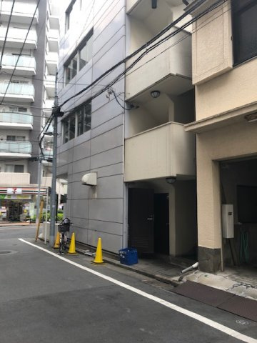高柳ビルのエントランス