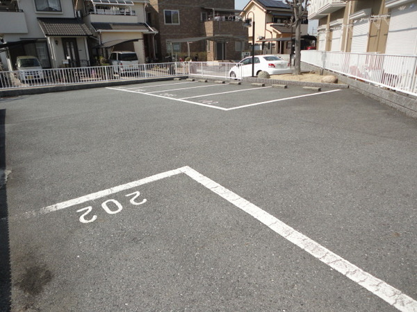 カルムリー春日野の駐車場