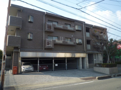 【外観】 | ファミール豊中本町 | 【現地写真】スタイリッシュかつ洗練されたデザイン。天空へと伸びていくような圧倒的な存在感♪