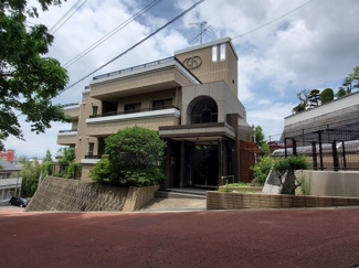 【エントランス】 | お子様と手を繋いで並んで歩けるくらい広い前面道路です。