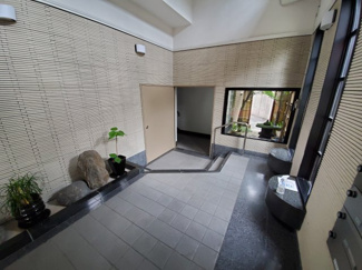 【エントランス】 | エントランスは清潔に保たれています。