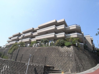 【外観】 | 高台にある閑静な住宅地のマンション。日当たりのいい角部屋です
【駐車場空き有】【多々良小 徒歩20分】