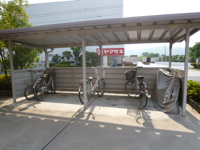 総社市井尻野のアパートのその他共用部分|自転車置き場