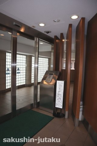 コスモ津田沼ロイヤルコート　４階建４階部分のエントランス|オートロック