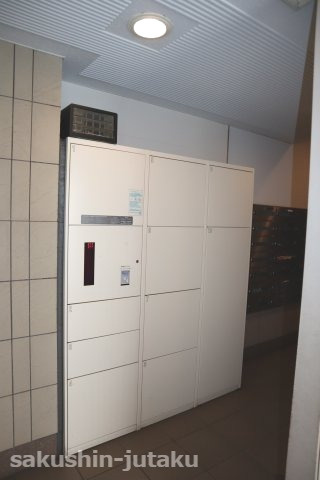 コスモ津田沼ロイヤルコート　４階建４階部分のエントランス|宅配ボックス