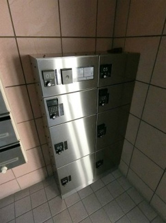 【エントランス】 | 共用エントランスには宅配BOXがあるので荷物の受け取りもスムーズに♪再配達を依頼する手間が省けます☆
