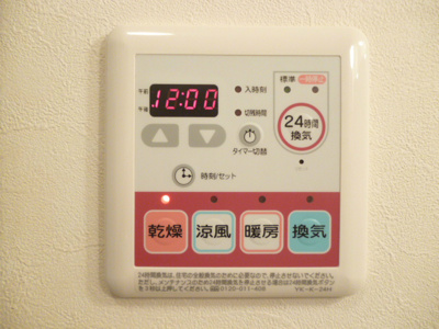 【設備】 | レジデンスコモド | 天気の悪い日に重宝する浴室乾燥機付きです（*^＿^*）