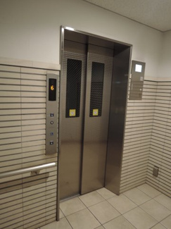 【その他共用部分】 | お買い物時やベビーカーの出し入れに便利なエレベーター付