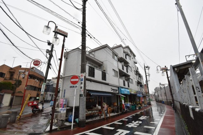【外観】 | 住建第7ハイプレース | 東急池上線「千鳥町」駅徒歩2分、東急多摩川線「下丸子」駅徒歩7分。
忙しい朝が助かる立地、暮らしにゆとりが生まれます。