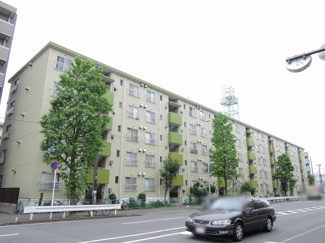 【外観】 | 大師線「川崎大師」駅徒歩2分！駅近ならではの便利な住環境も魅力的です。
最上階・南向き・角部屋につき陽当たり良好です。