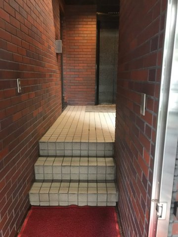 中村ビルの玄関